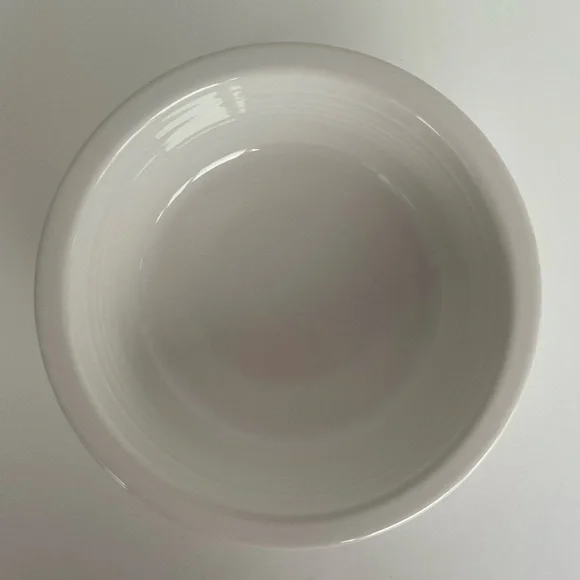 Fiesta Classic Rim 8 1/4” Contemporary White Serving Bowl Fiestaware - Picture 4 of 9